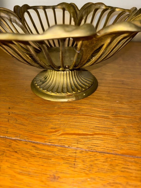 VINTAGE BRASS FRUIT BOWL Gold Tone Pedestal Ornate Metal Dish - Picture 7 of 9